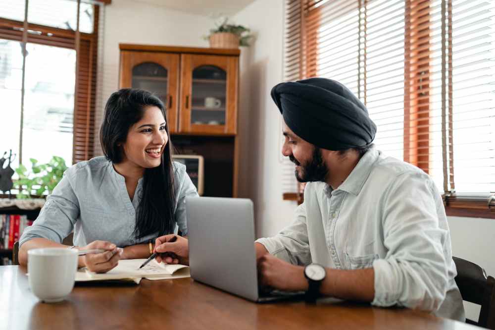 One men and one woman on a desk chatting about IT.