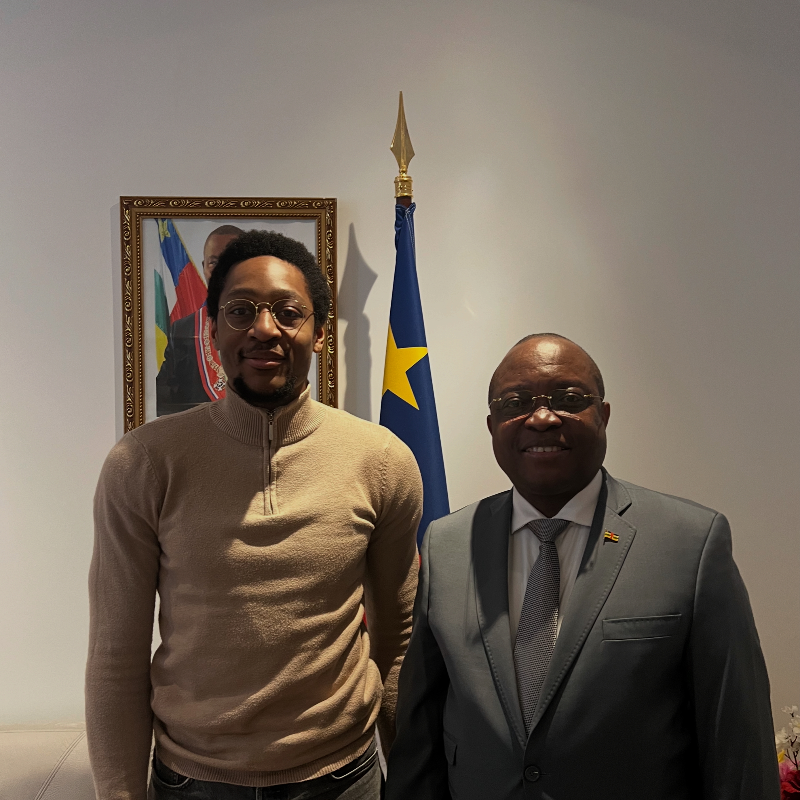 Belaj DANGABO MOUSSA en photo avec l'ambassaadeur de RCA à Paris, Flavien Mbata 