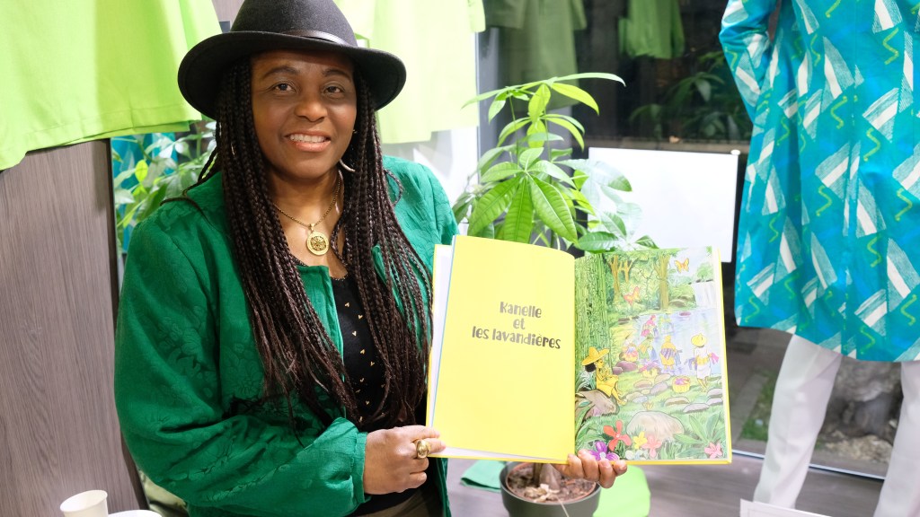 Marie Flore Bourgeois avec sa BD dans les mains 