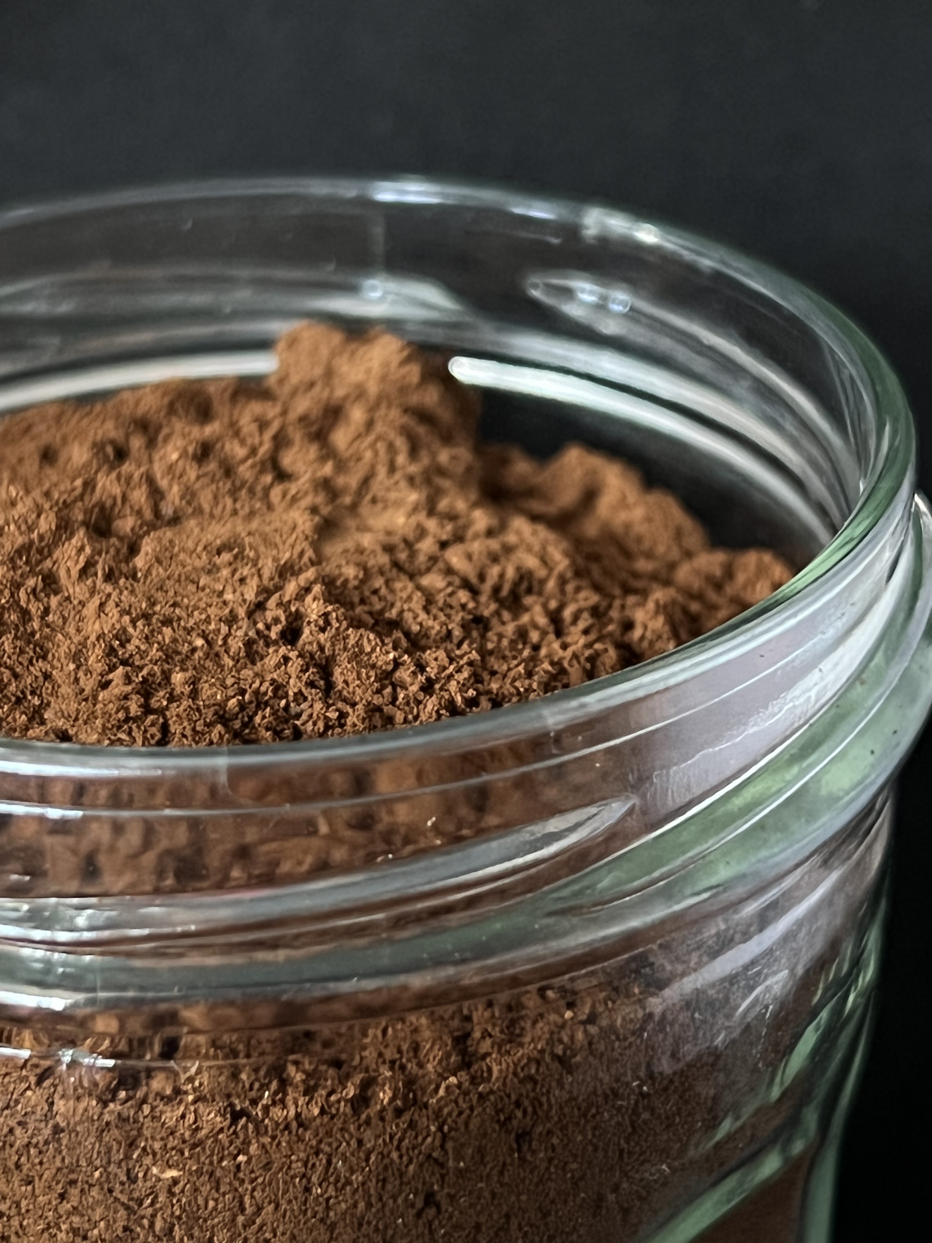 un pot rempli de café robusta moulu de Côte d'Ivoire.