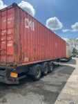 un container rouge sur la voie