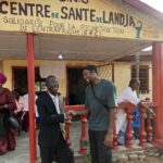 Belaj serre la main au sous préfet de Bangui