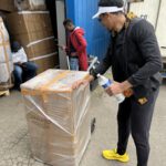 le ceo en train de remplir un carton pour le e-commerce