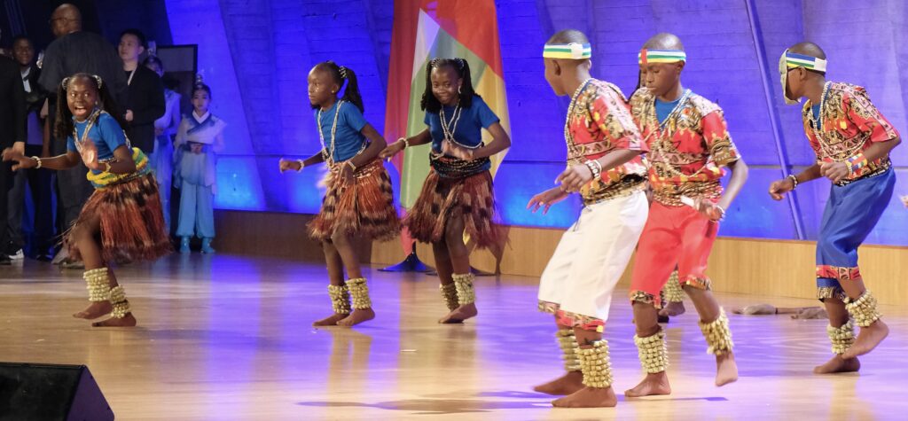 jeunes enfants centrafricain à l'unesco en représentation de danse avec la chine